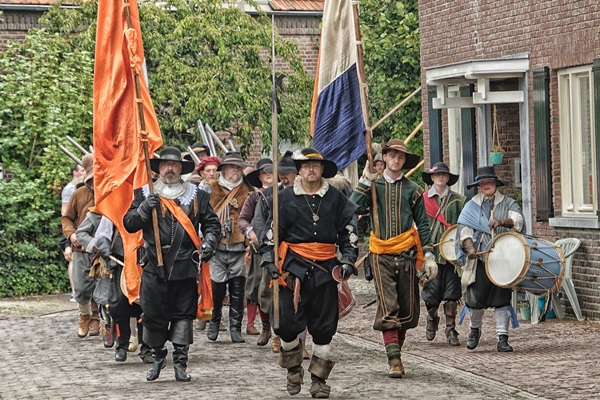 Parade von Reenactors, die die Schlacht von Stevensweert nachstellen