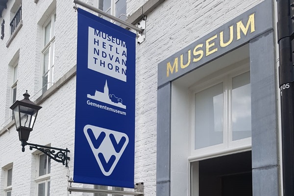 Banner of the VVV Tourist Information Thorn hanging on the museum's facade