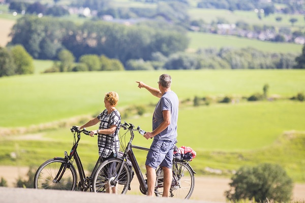 Radfahrer genießen die Aussicht in der südlimburgischen Hügellandschaft