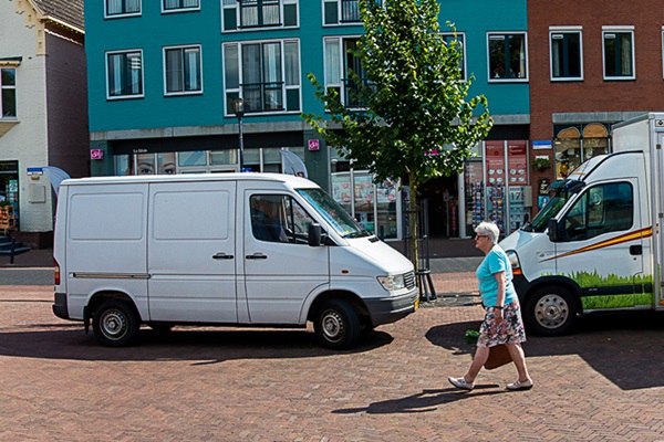 Im Stadtzentrum von Heythuysen geparkte Autos