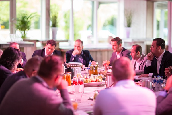 Groep is aan het vergaderen bij Beachclub Degreez