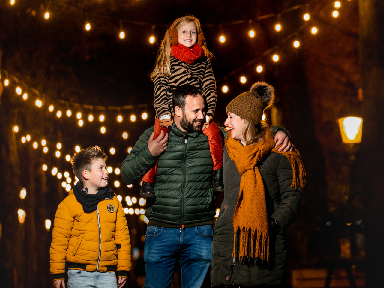 Gezin loopt door de stad tijdens de Remunsje Hepkestour