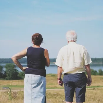 Ouder echtpaar geniet van het uitzicht over het water en de weidsheid van de gemeente Maasgouw