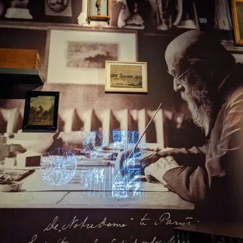 Historisch portret van architect Pierre Cuypers aan het werk, met blauw verlichte projectie van zijn ontwerpen in het Cuypershuis in Roermond