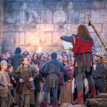 Een scène uit het Draaksteken in Beesel, waar inwoners van het dorp samen de legende van Sint Joris en de draak tot leven brengen in een indrukwekkend openluchtspektakel.