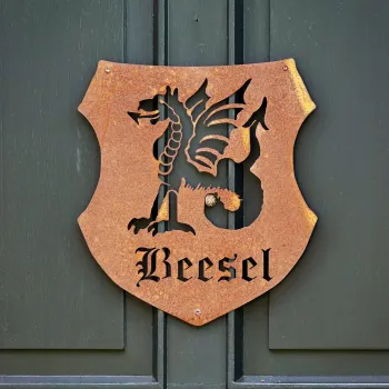 Schild met de draak aan een deur