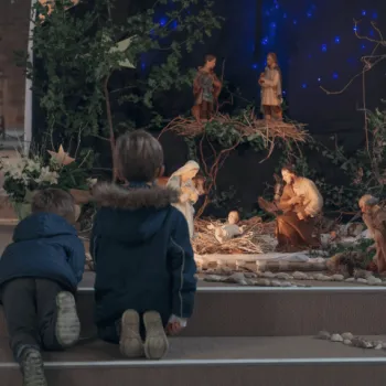 De Kribkes in Limburg- kinderen bekijken kerststal